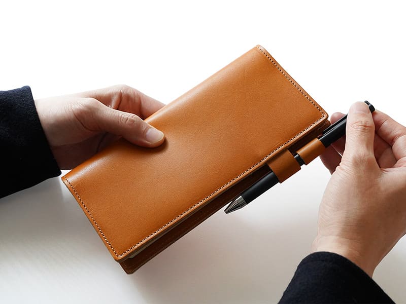 思わず手帳を開きたくなる栃木レザーの手帳カバー