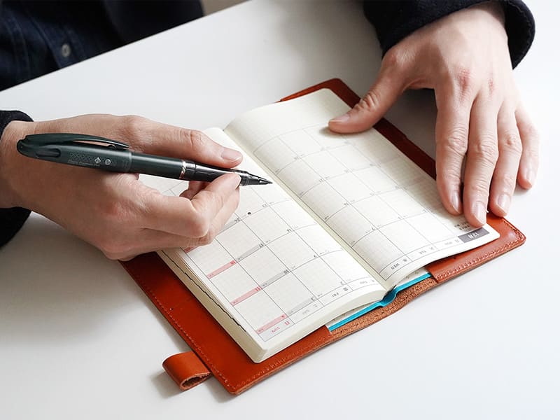 思わず手帳を開きたくなる栃木レザーの手帳カバー
