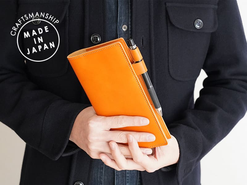 しっとりと手に馴染む栃木レザーの手帳カバー