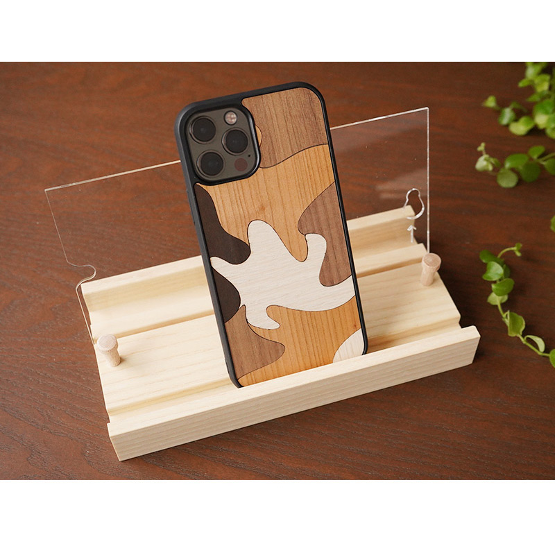 付属のウッドケースはスタンドとしてお使い頂けます。iPhoneだけでなく、タブレットのスタンドとしても。インテリアにもなる優れものです。
