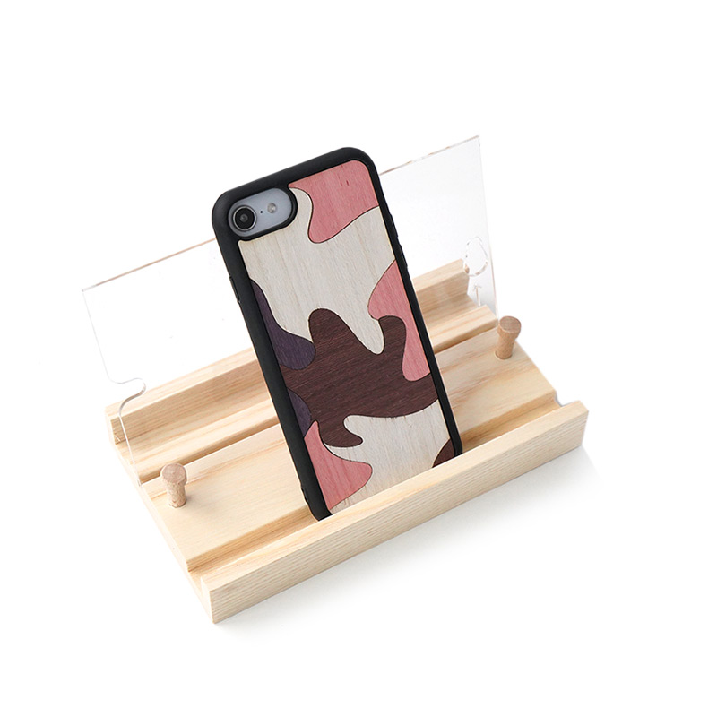 付属のウッドケースはスタンドとしてお使い頂けます。iPhoneだけでなく、タブレットのスタンドとしても。インテリアにもなる優れものです。
