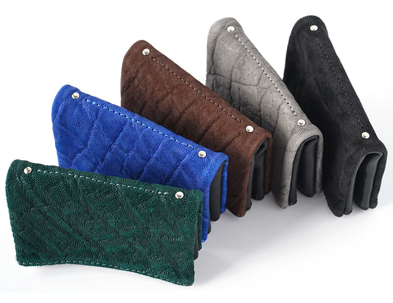 天然皮革を使用しているため小さな傷跡が見られたり、同じ商品でも革の表情や風合いが異なる場合がございます。