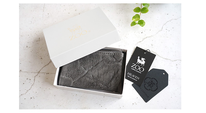 商品のサイズに合った専用の化粧箱に入れてお届けしております。おしゃれなパッケージとなっておりますので、プレゼントとしてもオススメです。