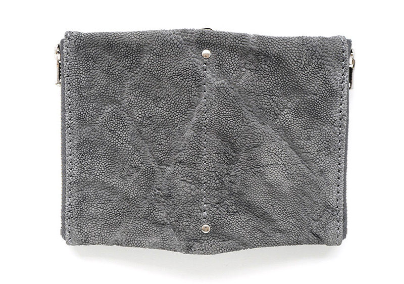 希少価値が高い象革を使用