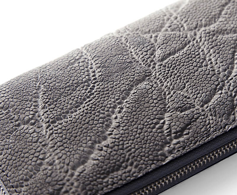 荒々しい凹凸、大きなシワが象鼻革の魅力です