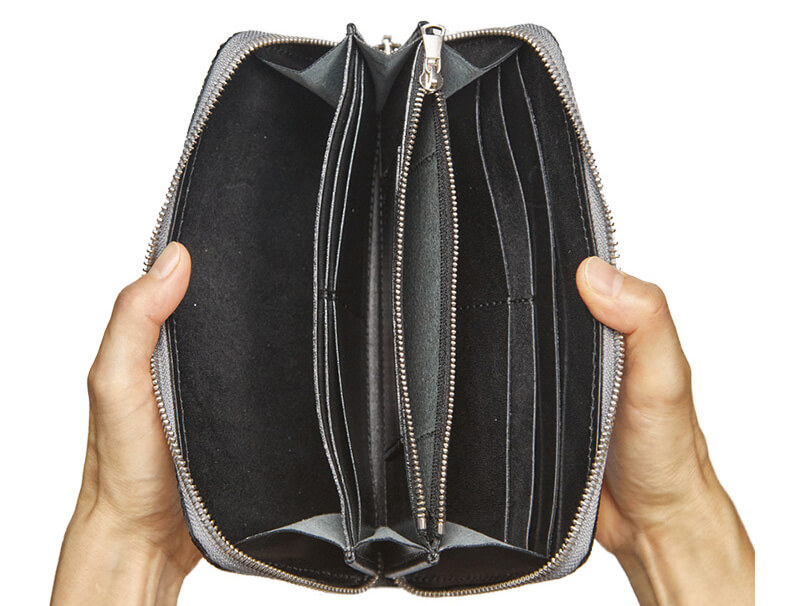 内側部分の全面に上質な姫路レザーを使用