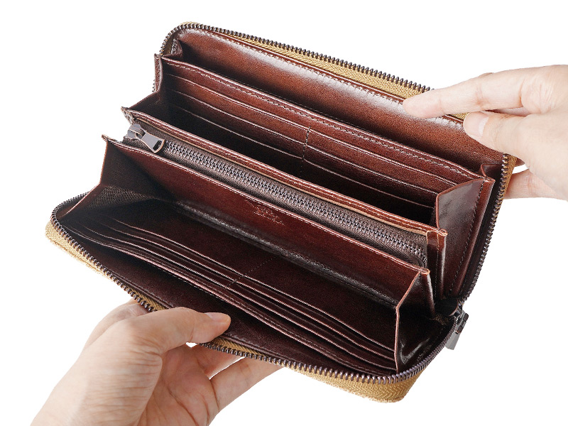 内側には上品な光沢のあるイタリアンレザーを使用