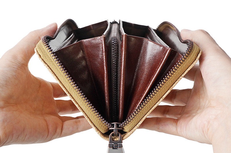 小銭入れはL字ファスナーで大きく開きます。