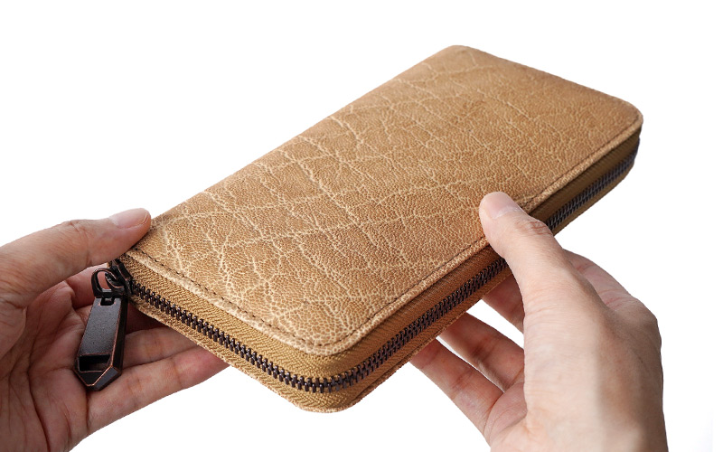 コシのある質感と象革特有のシボ、独特な深いシワがあるのが特徴