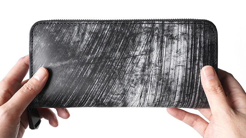 使い込むことで類まれな剛性と豊かな輝きが同時に楽しめる本革