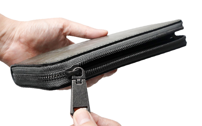 ファスナーは安心のYKK社製