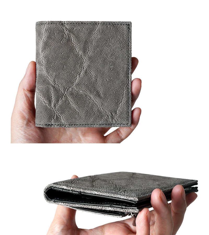 スリムでコンパクトな二つ折り財布