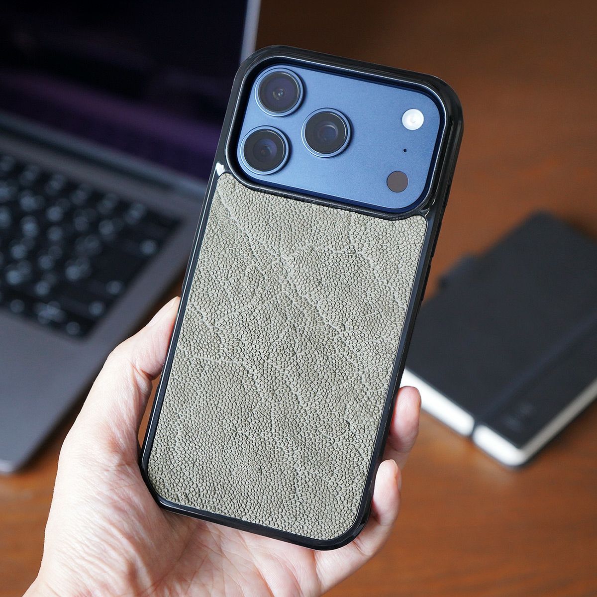 iPhone17 Pro ケース ブランド 本革 スマホケース レザー 革 背面 カバー エキゾチックレザー 象革 個性的 グレー ブラック 黒